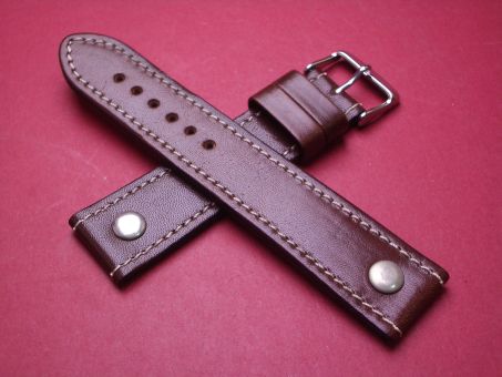 Lederarmband, 24mm im Verlauf auf 22mm, Längen: Lochseite 130mm & Schließenseite 85mm, Farbe: braun mit heller Naht und Nietendetail 