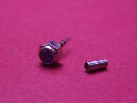 Cartier Krone, siebeneckig, Stahl, poliert mit eingefasstem Spinell, mit innen liegender Dichtung, Aufzugswelle & Tubus, für Santos, Maße: Ø 4,3mm Höhe: 3,2mm, gebraucht 
