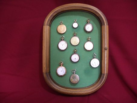 Holzrahmen mit stoffbezogener Präsentierfläche, 30cm x 45cm x 6cm, 10 eingearbeitete Haken zum Aufhängen von z.B. Taschenuhren (Verkauf ohne Taschenuhren) 