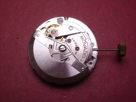 Uhrwerk Movado Cal. 405, Automatik, Zentralsekunde, mit italienischer Datumsscheibe 