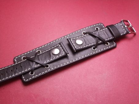 Leder-Armband, Kalbsleder mit Unterlage und Nieten, 20mm, Farbe: schwarz mit heller Naht, mit 2 Federstegen 