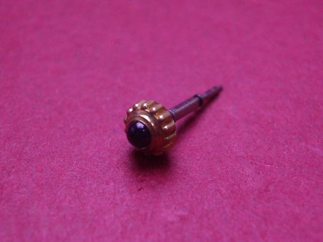 Cartier Krone, Gelbgold, mit eingefasstem Spinell und Aufzugswelle, Ø 3,9mm, Höhe 2,9mm, gebraucht 