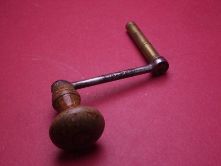 Schöner alter Großuhr-Aufziehschlüssel mit Kurbel zur Dekoration, Vierkantmaß 4,0mm 