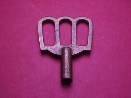 Schöner alter Großuhr-Aufziehschlüssel zur Dekoration, Vierkantmaß 3,4mm x 2,8mm 