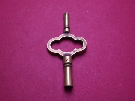 Schöner alter Großuhr-Aufziehschlüssel zur Dekoration, Vierkantmaß 3,0mm x 3,3mm 