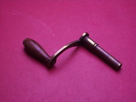Schöner alter Großuhr-Aufziehschlüssel mit Kurbel zur Dekoration, Vierkantmaß 2,5mm 