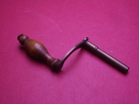 Schöner alter Großuhr-Aufziehschlüssel mit Kurbel zur Dekoration, Vierkantmaß 2,7mm 