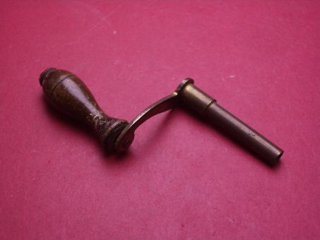 Schöner alter Großuhr-Aufziehschlüssel mit Kurbel zur Dekoration, Vierkantmaß 2,8mm 