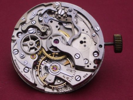 Chronographen-Uhrwerk Valjoux 23 mit Schraubenunruhe und Säulenrad, umgebaut für Doxa Sfygmos Pulsometer Mono Pusher, NOS, (New old Stock) 
